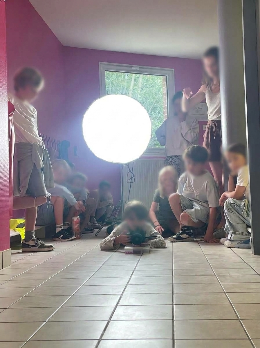 Atelier Club, participants au sol autour du matériel photo